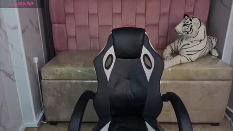 madelen  online show from December 15, 8:03 pm