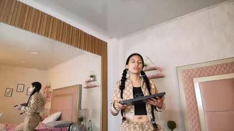 madhison_5 online show from May 13, 12:11 pm