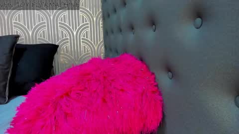 Snapshot of madison_milan chatting on February 22, 1:33 am online show from February 22, 1:33 am
