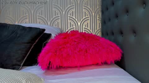 Snapshot of madison_milan chatting on December 10, 4:02 am online show from December 10, 4:02 am