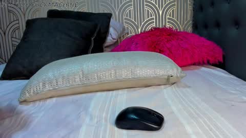 Snapshot of madison_milan chatting on December 15, 2:19 am online show from December 15, 2:19 am