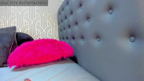 Snapshot of madison_milan chatting on February 19, 4:01 am online show from February 19, 4:01 am