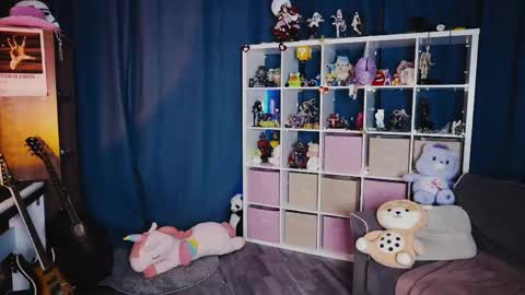 Alice online show from April 19, 8:00 pm