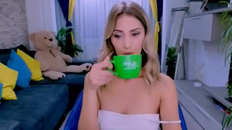 Snapshot of madyeroberts chatting on October 4, 10:14 pm Madye Roberts online show from October 4, 10:14 pm