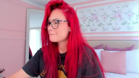 Mae Lyra online show from April 27, 5:32 pm