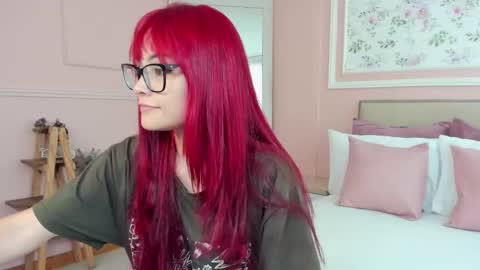 Mae Lyra online show from February 1, 7:01 pm