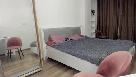 Snapshot of maggie_small chatting on October 17, 11:52 pm maggie_small online show from October 17, 11:52 pm