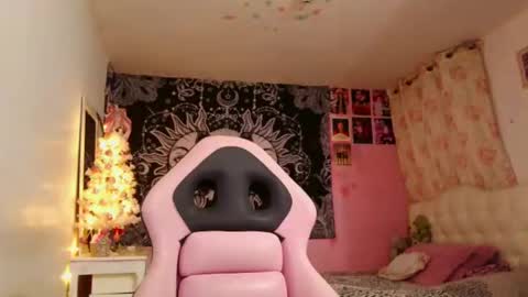 Snapshot of magic_clairewitch chatting on December 20, 11:16 pm Claire online show from December 20, 11:16 pm