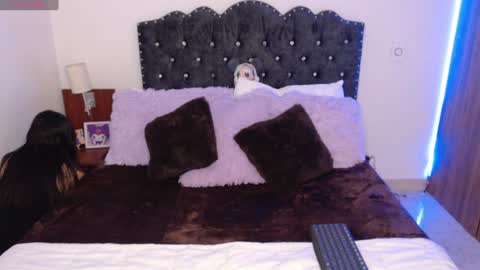 Snapshot of maiaa_evans chatting on January 8, 2:35 am t online show from January 8, 2:35 am