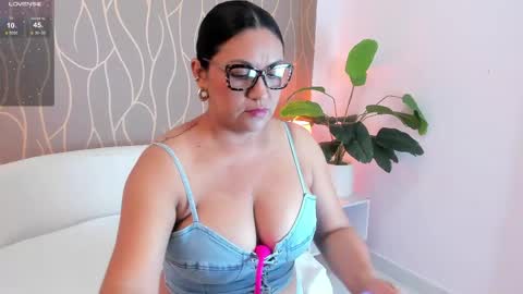 Maria  conexion 1030 pm to 5 am colombia online show from June 4, 4:06 am