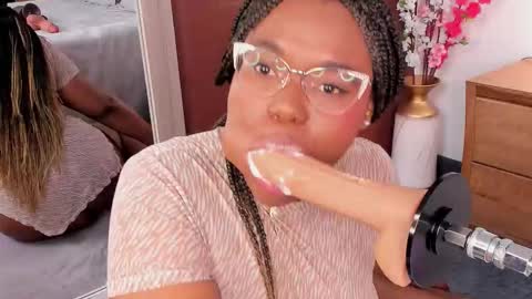 makena online show from November 14, 4:01 am