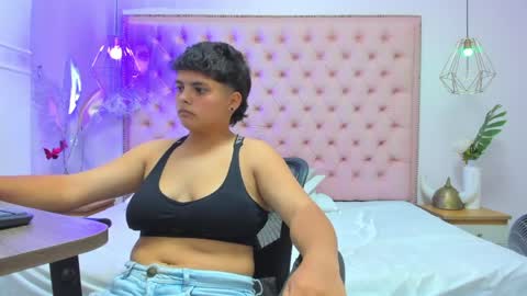 malen_sanchez online show from April 8, 5:09 am