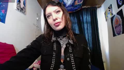 Snapshot of maliceinwonderland25 chatting on December 26, 7:27 pm Alice Asylum online show from December 26, 7:27 pm