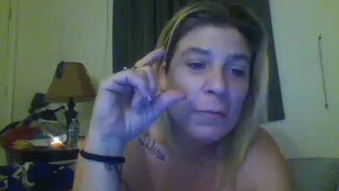 Snapshot of mandilube39 chatting on October 15, 9:45 am mindy22 online show from October 15, 9:45 am