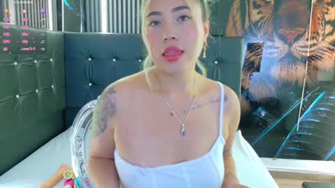 Snapshot of manuelaveelez chatting on October 2, 5:29 pm Manuela online show from October 2, 5:29 pm