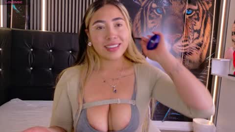 Snapshot of manuelaveelez chatting on October 19, 7:05 pm Manuela online show from October 19, 7:05 pm