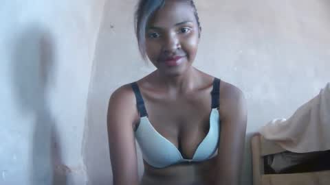 Snapshot of mariah586 chatting on October 16, 6:49 am Maria online show from October 16, 6:49 am