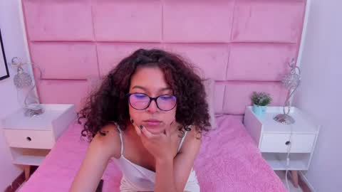 Snapshot of marianna_ray_ chatting on February 11, 12:25 pm marianna_ray_ online show from February 11, 12:25 pm