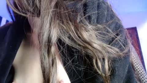 Snapshot of mariel_sins21 chatting on December 11, 1:17 pm Mariie online show from December 11, 1:17 pm