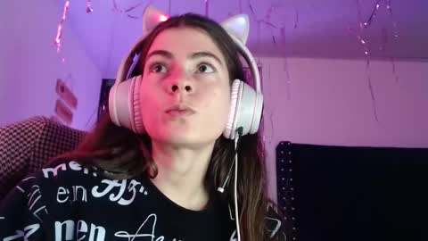 Snapshot of mariel_sins21 chatting on January 4, 4:32 pm Mariie online show from January 4, 4:32 pm