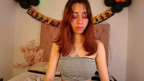 Snapshot of marinette_lux chatting on October 11, 1:25 pm marinette online show from October 11, 1:25 pm