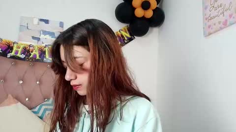 Snapshot of marinette_lux chatting on October 16, 12:41 pm marinette online show from October 16, 12:41 pm