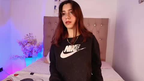 Snapshot of marinette_lux chatting on October 6, 12:44 pm marinette online show from October 6, 12:44 pm