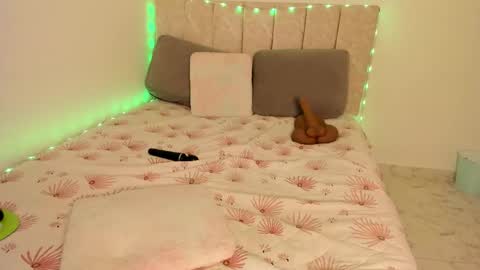 Snapshot of marywhitee__ chatting on September 30, 2:06 am Mary online show from September 30, 2:06 am