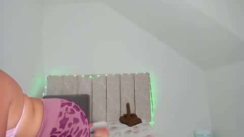 Snapshot of marywhitee__ chatting on October 17, 12:47 am Mary online show from October 17, 12:47 am