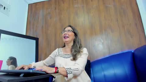 Snapshot of mature_beautiful chatting on February 13, 11:50 am Lucy online show from February 13, 11:50 am