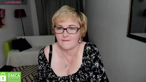 Snapshot of mature_blonde7 chatting on December 21, 5:18 pm Lana online show from December 21, 5:18 pm