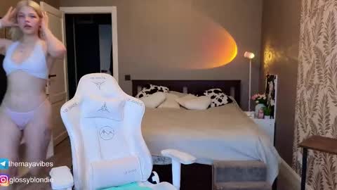 Maya online show from April 25, 3:31 am