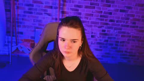 maybloom_ online show from April 18, 10:07 am