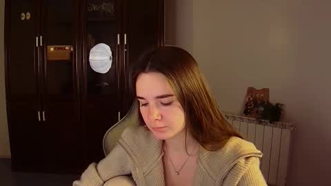 Snapshot of maybloom_ chatting on October 31, 5:20 am maybloom_ online show from October 31, 5:20 am