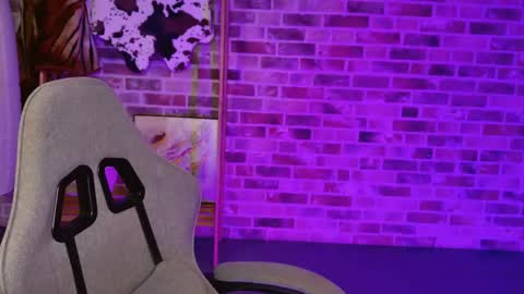 maybloom_ online show from April 23, 12:29 pm