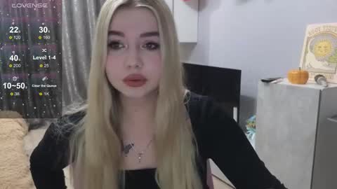 Snapshot of maymallorie chatting on December 6, 4:17 pm may online show from December 6, 4:17 pm