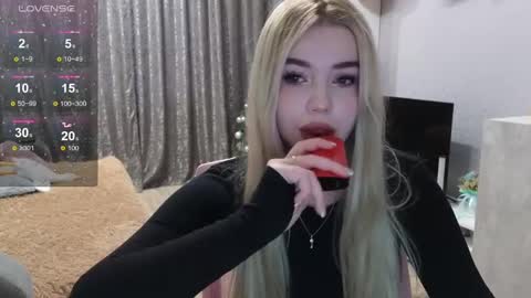 Snapshot of maymallorie chatting on December 3, 11:32 am may online show from December 3, 11:32 am