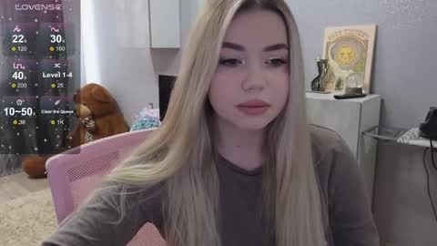 Snapshot of maymallorie chatting on February 5, 11:55 am may online show from February 5, 11:55 am
