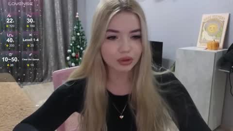 Snapshot of maymallorie chatting on December 25, 4:32 pm may online show from December 25, 4:32 pm