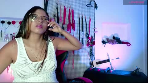 Snapshot of meggan_greey chatting on January 19, 9:23 pm Your best slave online show from January 19, 9:23 pm