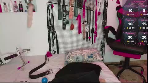 Snapshot of meggan_greey chatting on March 8, 10:24 pm Your best slave online show from March 8, 10:24 pm
