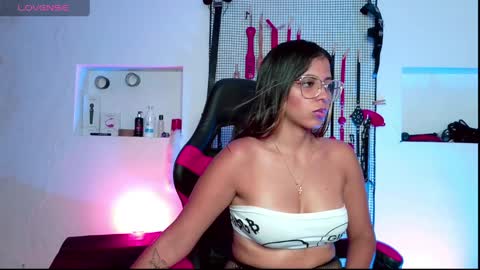Snapshot of meggan_greey chatting on December 29, 9:52 pm Your best slave online show from December 29, 9:52 pm