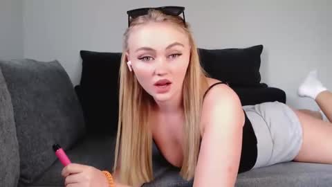 Snapshot of melani_a chatting on September 17, 11:41 am Melania online show from September 17, 11:41 am