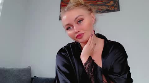 Snapshot of melani_a chatting on October 15, 12:08 pm Melania online show from October 15, 12:08 pm