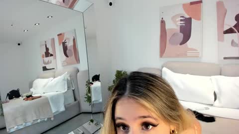 Snapshot of melanie__5 chatting on February 10, 5:58 am Melanie Baez online show from February 10, 5:58 am