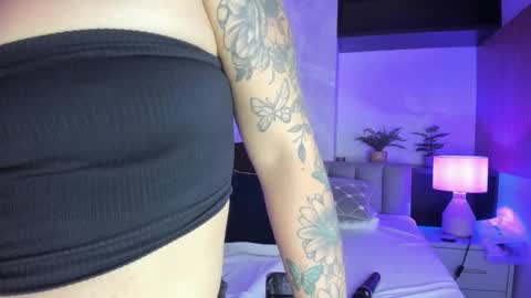 Melanie Roux online show from December 3, 6:21 pm