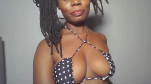 Snapshot of melanin_sassy96 chatting on February 1, 10:13 pm bad lil shawry online show from February 1, 10:13 pm