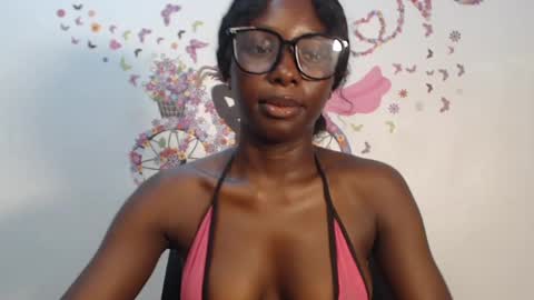 Snapshot of melanine_floral chatting on March 9, 10:08 am Praiz online show from March 9, 10:08 am