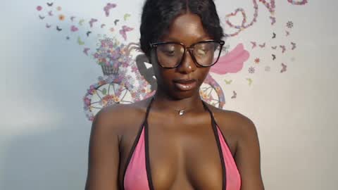 Snapshot of melanine_floral chatting on March 8, 8:35 pm Praiz online show from March 8, 8:35 pm