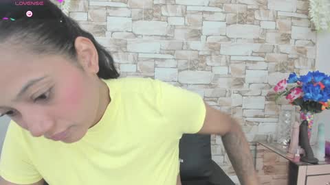 Snapshot of melannie_roses chatting on January 8, 9:23 pm melannie roses online show from January 8, 9:23 pm